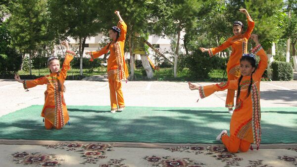 Творческий коллектив Центра культуры и досуга населения им. Амира Темура (ЦКДН) города Самарканда провёл выездной концерт Ура, каникулы! в летнем лагере Истиқлол Творческий коллектив Центра культуры и досуга населения им. Амира Темура (ЦКДН) города Самарканда провёл выездной концерт Ура, каникулы! в летнем лагере Истиқлол - Sputnik Узбекистан