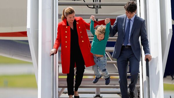 Премьер-министр Канады Джастин Трюдо с супругой и сыном спускаются по трапу после приземления в аэропорту Гамбурга - Sputnik Ўзбекистон