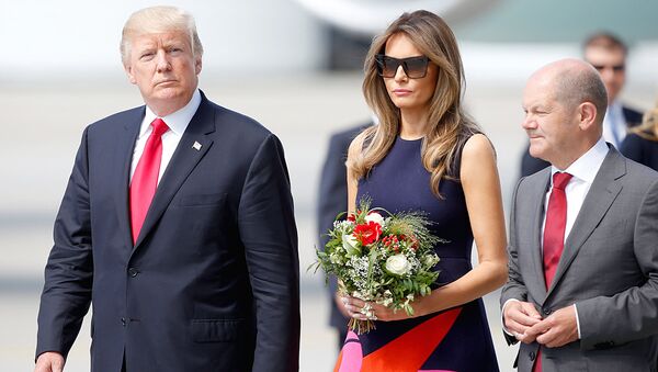 Президент США Дональд Трамп и первая леди Меланья Трамп в аэропорту Гамбурга. 6 июля 2017 - Sputnik Ўзбекистон
