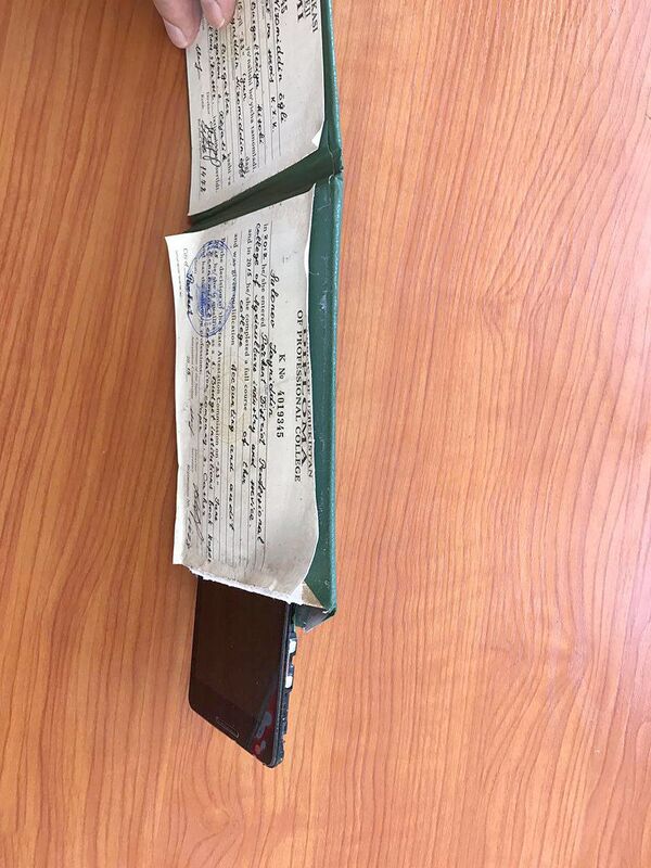 Телефон в обложке диплома Телефон в обложке диплома - Sputnik Ўзбекистон