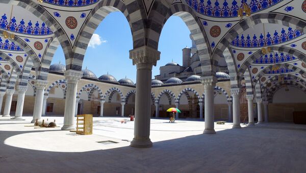 Как выглядит строящаяся самая большая мечеть Кыргызстана снаружи и внутри - Sputnik Ўзбекистон