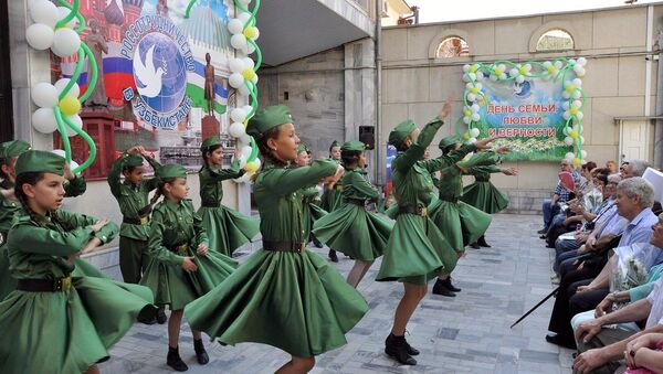 Детский танцевальный коллектив, победитель международных конкурсов ансамбль Жемчужина - Sputnik Узбекистан