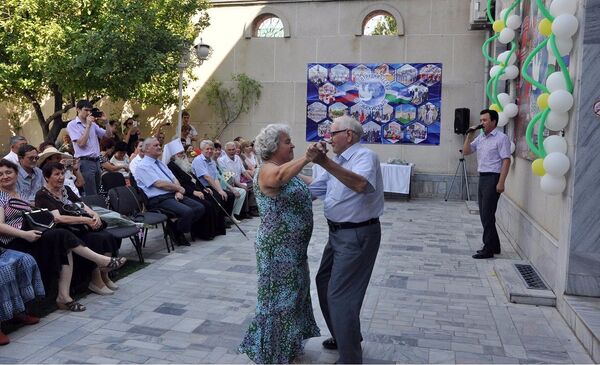 В рамках торжества 11 семейным парам, достойно прожившим в браке более 25 лет, были вручены почётные медали и грамоты За любовь и верность и ромашки – цветы-символы этого праздника В рамках торжества 11 семейным парам, достойно прожившим в браке более 25 лет, были вручены почётные медали и грамоты За любовь и верность и ромашки – цветы-символы этого праздника - Sputnik Узбекистан