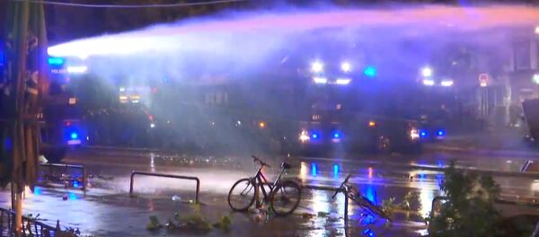 СПУТНИК_Полиция водометами разгоняла нарушителей порядка в Гамбурге - Sputnik Узбекистан