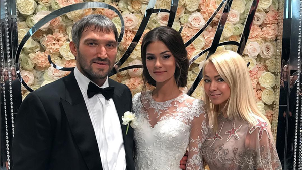 Хоккеист Александр Овечкин сыграл свадьбу с Анастасией Шубской - Sputnik Узбекистан