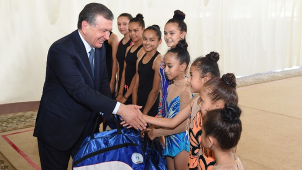 Шавкат Мирзиёев вручил подарки юным спортсменам - Sputnik Узбекистан