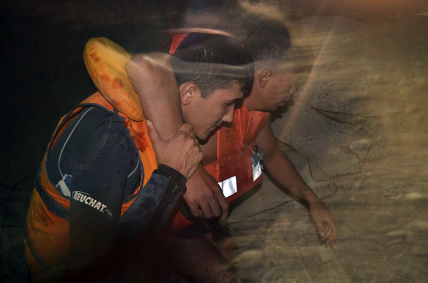 Спасатели вызволили молодого человека с островка на Чирчике - Sputnik Узбекистан