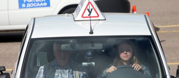 Теоретические и практические занятия в автошколе ДОСААФ Теоретические и практические занятия в автошколе ДОСААФ - Sputnik Ўзбекистон