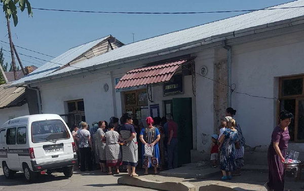 Люди стоят у здания махалли в 50-градусную жару, чтобы получить пенсию Люди стоят у здания махалли в 50-градусную жару, чтобы получить пенсию - Sputnik Узбекистан