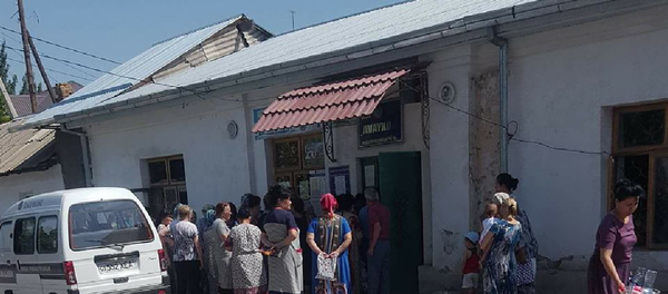 Люди стоят у здания махалли  Люди стоят у здания махалли  - Sputnik Ўзбекистон