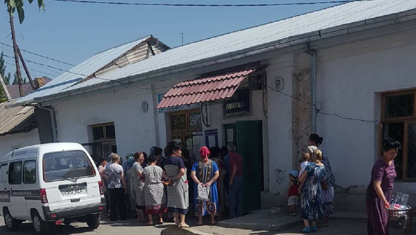 Люди стоят у здания махалли  - Sputnik Ўзбекистон