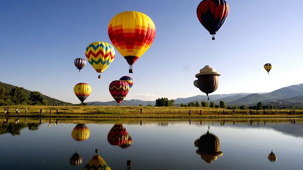 Воздушные шары отражаются в озере во время ежегодного фестиваля в Колорадо-Спрингс - Sputnik Узбекистан