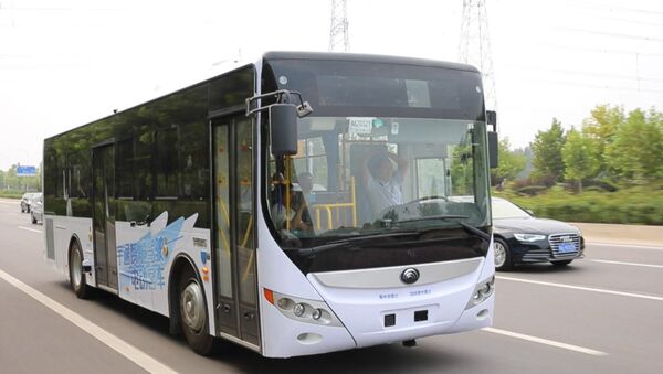Самоуправляемый автобус провез пассажиров по загородной трассе в Китае - Sputnik Узбекистан