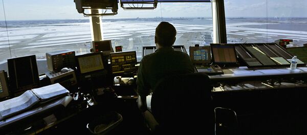 Авиадиспетчер за работой Авиадиспетчер за работой - Sputnik Узбекистан