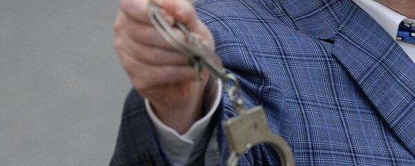 Мужчина держит наручники Мужчина держит наручники - Sputnik Ўзбекистон