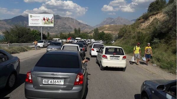 Сезон пробок: автомобилисты не могут добраться до Чарвака - Sputnik Узбекистан