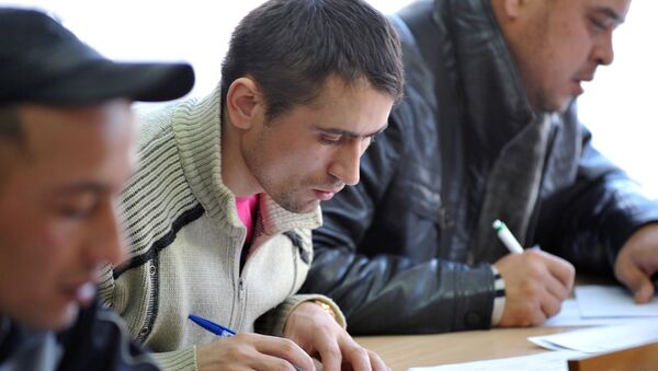 Мигранты во время экзаменационного тестирования - Sputnik Ўзбекистон