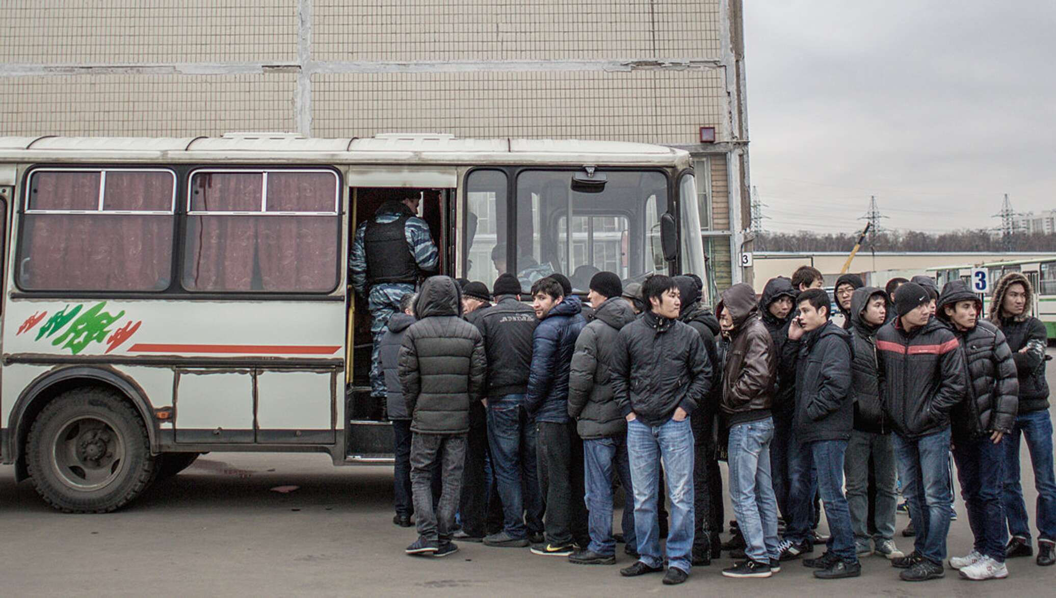 Депортация узбеков. Выдворение мигрантов. Мигранты в автобусе. Нелегалы в России. Автобус с гастарбайтерами.