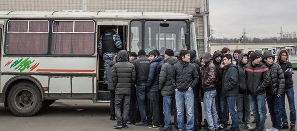 Задержанные мигранты во время рейда полиции Задержанные мигранты во время рейда полиции - Sputnik Ўзбекистон