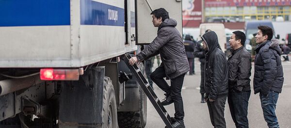 Задержанные мигранты во время рейда полиции Задержанные мигранты во время рейда полиции - Sputnik Ўзбекистон