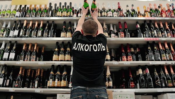 Prodavets rasstavlyayet na polkax butыlki shampanskogo vina - Sputnik Oʻzbekiston