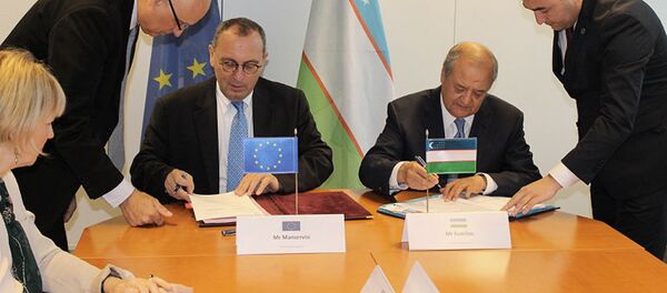 Ўзбекистон Ташқи ишлар вазири Абдулазиз Камилов ва Европа Иттифоқи Комиссиясининг Халқаро ҳамкорлик ва ривожланиш бўйича Бош директорати раҳбари Стефано Мансервиси Ўзбекистон Ташқи ишлар вазири Абдулазиз Камилов ва Европа Иттифоқи Комиссиясининг Халқаро ҳамкорлик ва ривожланиш бўйича Бош директорати раҳбари Стефано Мансервиси - Sputnik Ўзбекистон