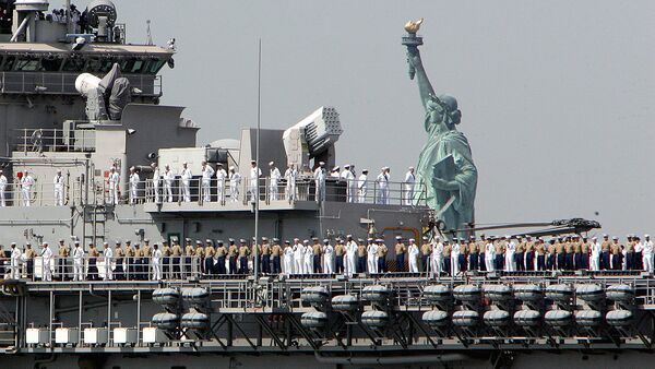 Корабль ВМФ США на фоне статуи Свободы - Sputnik Узбекистан