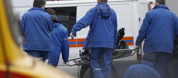 Вынос тела погибшего Вынос тела погибшего - Sputnik Узбекистан