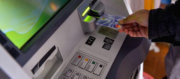 Снятие денежных средств в банкомате Снятие денежных средств в банкомате - Sputnik Ўзбекистон