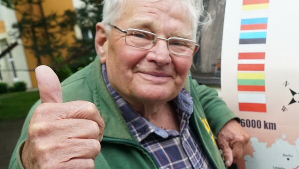 81-летний житель Германии совершает путешествие на тракторе в Россию - Sputnik Узбекистан