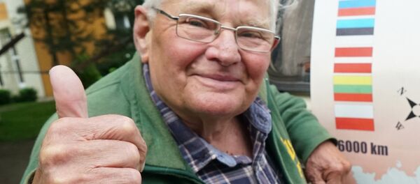81-летний житель Германии совершает путешествие на тракторе в Россию - Sputnik Узбекистан