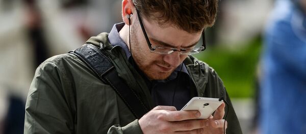 Мужчина с телефоном Мужчина с телефоном - Sputnik Ўзбекистон