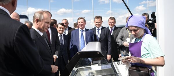 Президент РФ В. Путин посетил Международный авиасалон МАКС-2017 в подмосковном Жуковском Президент РФ В. Путин посетил Международный авиасалон МАКС-2017 в подмосковном Жуковском - Sputnik Узбекистан