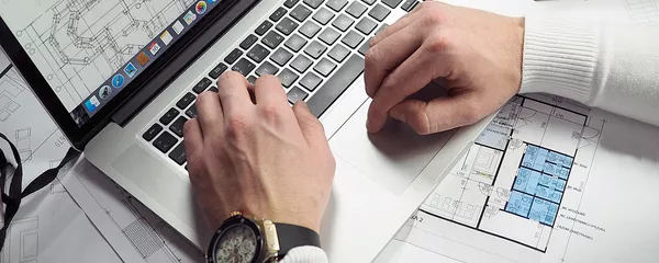 Мужчина сидит у компьютера - Sputnik Узбекистан