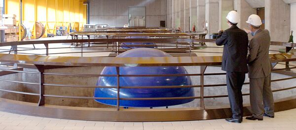 Два техника смотрят на турбину гидроэлектростанции Два техника смотрят на турбину гидроэлектростанции - Sputnik Ўзбекистон