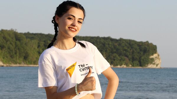 Ангелина Папикян - участница Международного вокального конкурса Ты супер! на отдыхе во Всероссийском детском центре Орленок - Sputnik Узбекистан