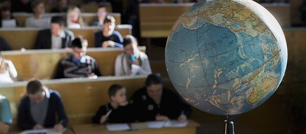 Глобус в аудитории Глобус в аудитории - Sputnik Узбекистан