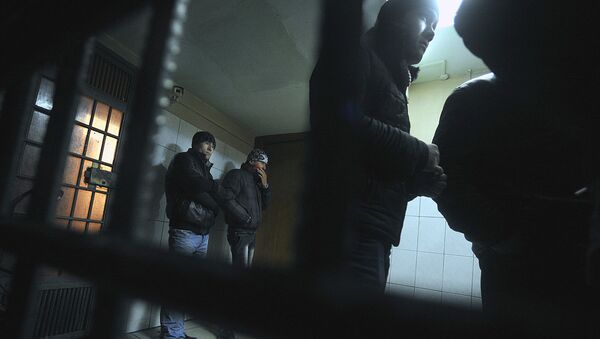 Нелегальные мигранты задержанные на железнодорожном вокзале в Москве - Sputnik Узбекистан