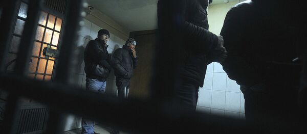 Нелегальные мигранты задержанные на железнодорожном вокзале в Москве Нелегальные мигранты задержанные на железнодорожном вокзале в Москве - Sputnik Узбекистан