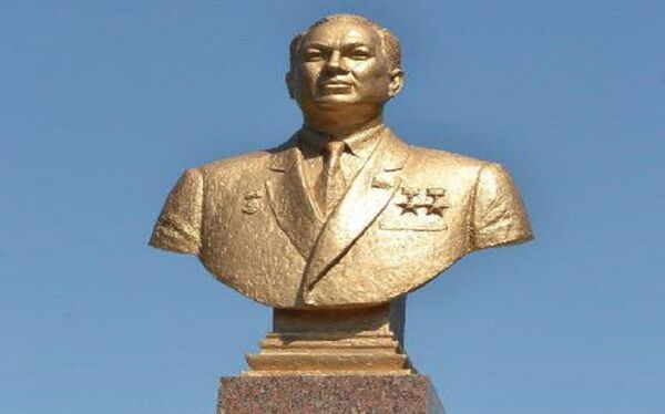 В Джизакской области установили бюст Шарафа Рашидова - Sputnik Узбекистан