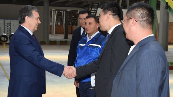 Шавкат Мирзиёев на заводе в городе Ангрен - Sputnik Узбекистан