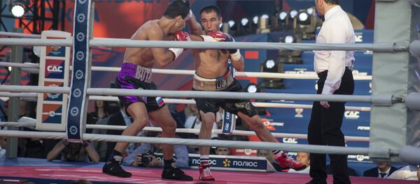 Узбекский боксер Шерзодбек Алимджанов во время поединка на Красной площади с представителем РФ Раджабом Бутаевым Узбекский боксер Шерзодбек Алимджанов во время поединка на Красной площади с представителем РФ Раджабом Бутаевым - Sputnik Узбекистан