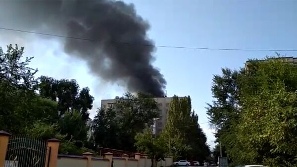 В центре Бишкека сгорел интернет-клуб — кадры пожара - Sputnik Узбекистан