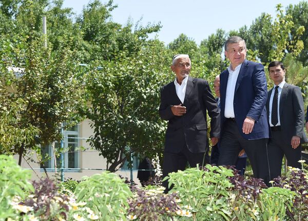 Президент Узбекистана в саду Аминжона Муҳаммаджонова, проживающего в махалле Гулистон Паркентского района - Sputnik Узбекистан