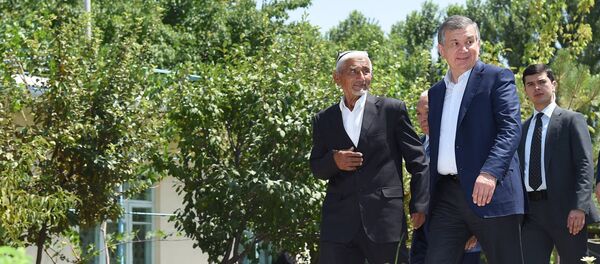 Президент побывал в саду Аминжона Муҳаммаджонова, проживающего в махалле Гулистон Паркентского района Президент побывал в саду Аминжона Муҳаммаджонова, проживающего в махалле Гулистон Паркентского района - Sputnik Узбекистан