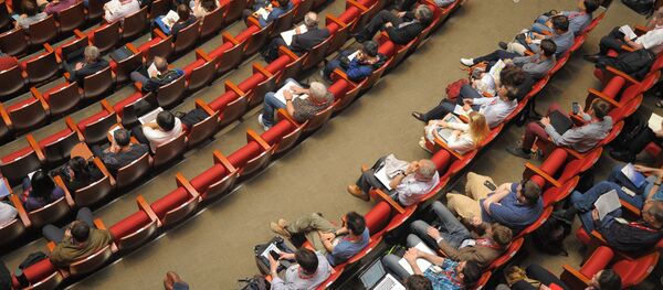 Слушатели в зале - Sputnik Узбекистан