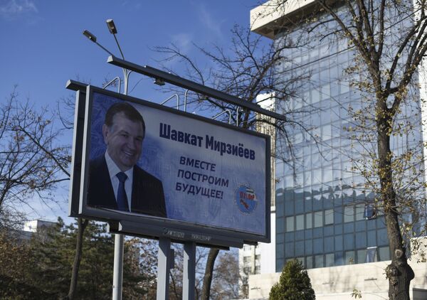 O‘zbekiston prezidenti Shavkat Mirziyoyev nomzodi ko‘rsatilgan plakat - Sputnik O‘zbekiston