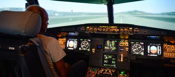 Занятия на тренажере для пилотов Занятия на тренажере для пилотов - Sputnik Ўзбекистон