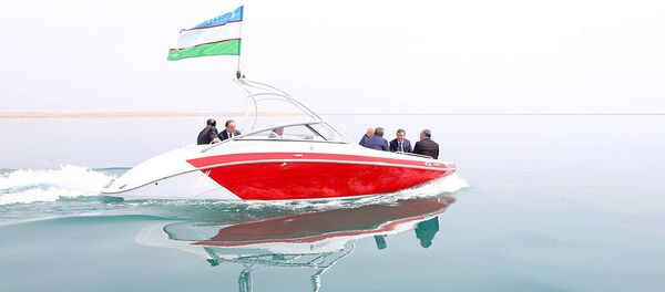 Президент Республики Узбекистан Шавкат Мирзиёев по время осмотра Сардобского водохранилища Президент Республики Узбекистан Шавкат Мирзиёев по время осмотра Сардобского водохранилища - Sputnik Ўзбекистон