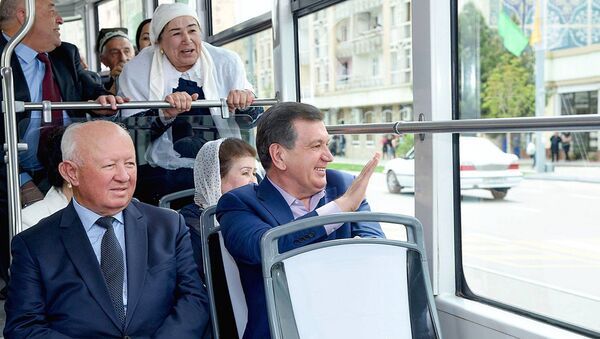 Prezident Uzbekistana Shavkat Mirziyoyev proyexal v tramvaye v Samarkande po marshrutu Jeleznodorojnыy vokzal – Sartepa - Sputnik Oʻzbekiston